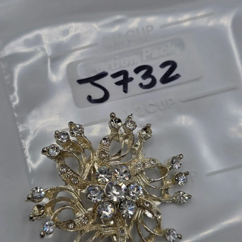 Sparkling Rhinestone Brooch Silver Snowflake Design Starburst Floral Pin Jewerly